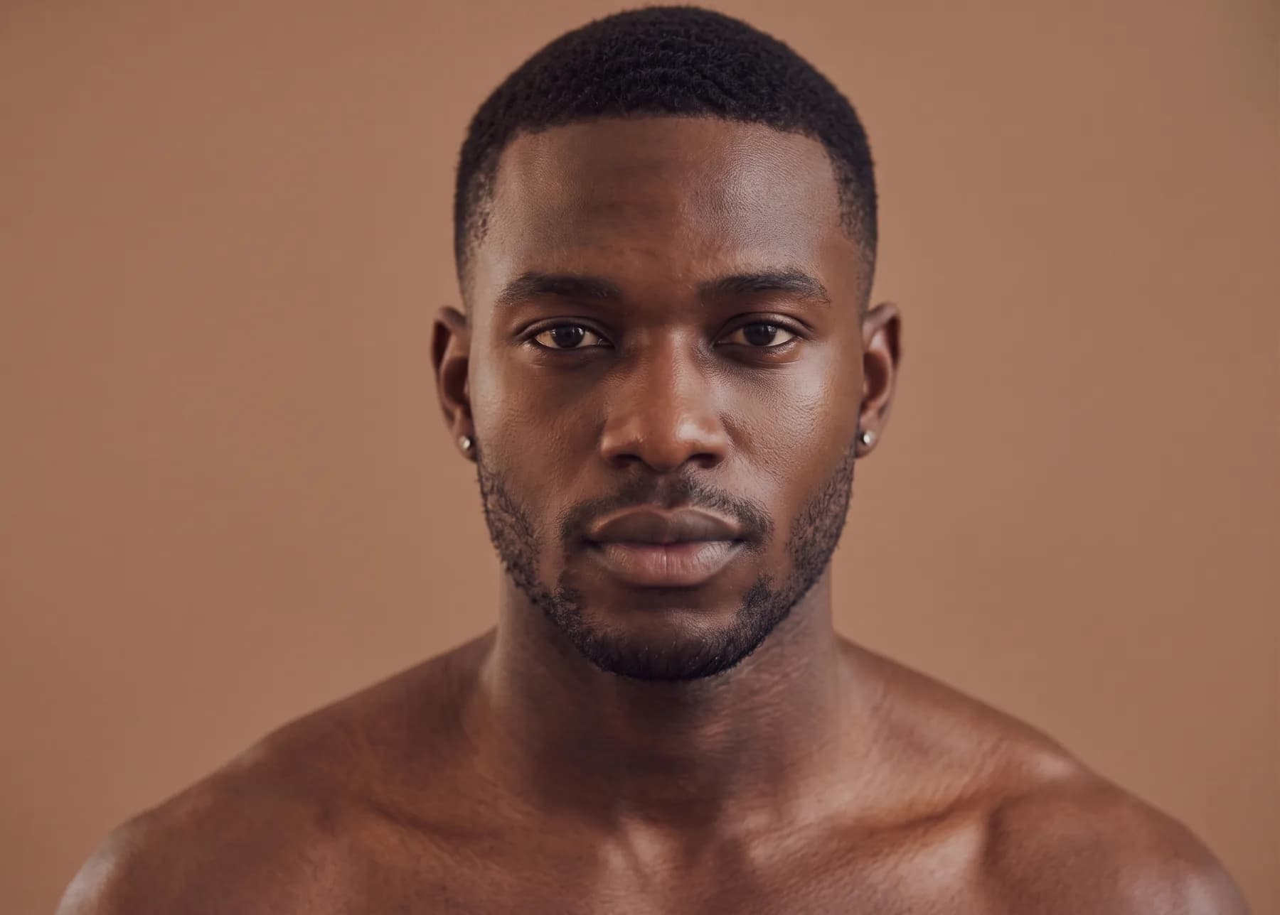 Portrait d'un homme à la peau foncée, regard calme